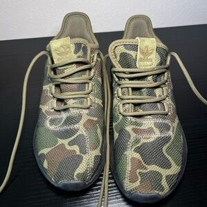 Adidas camo sneakers (Y5/7W)